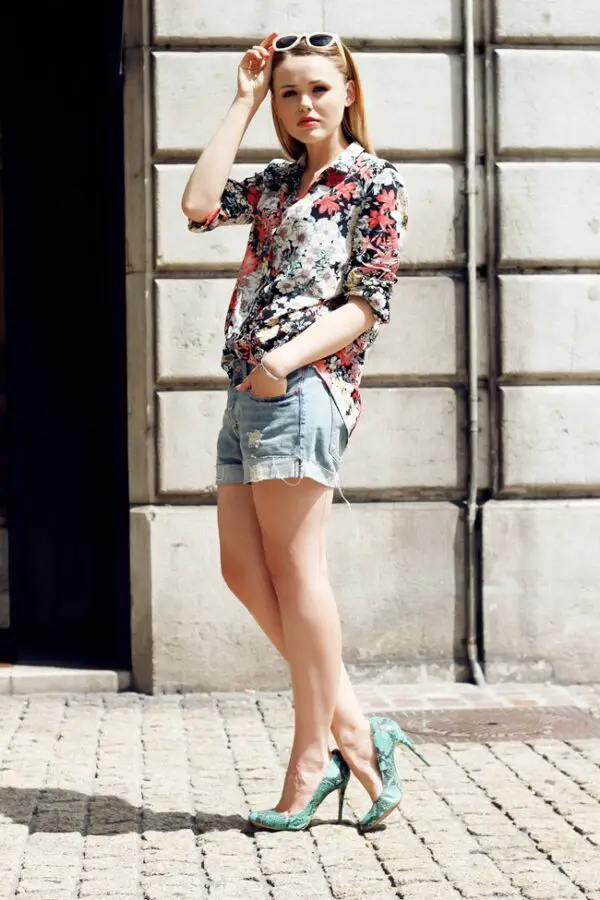 2-floral-shirt-with-denim-shorts-and-snakeprint-pumps