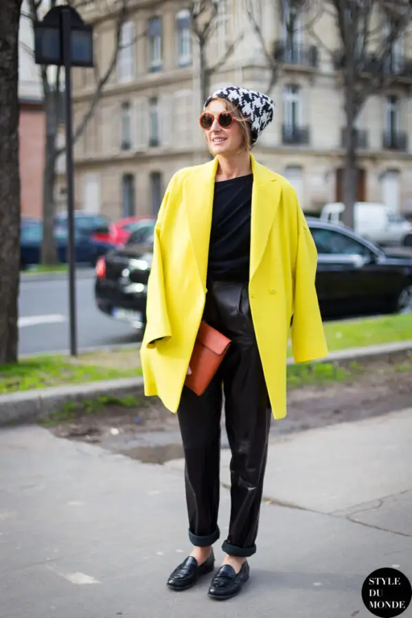 2-oversized-yellow-coat-with-black-outfit