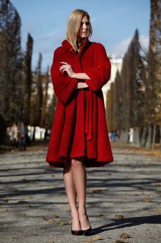 2-red-robe-dress-with-classic-pumps