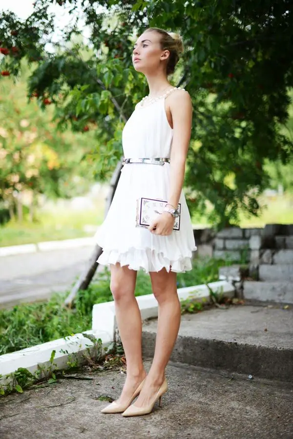 2-white-feminine-dress-with-classic-pumps