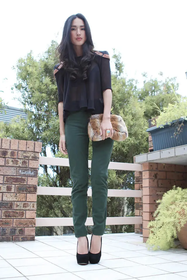 3-green-skinny-jeans-with-loose-black-top
