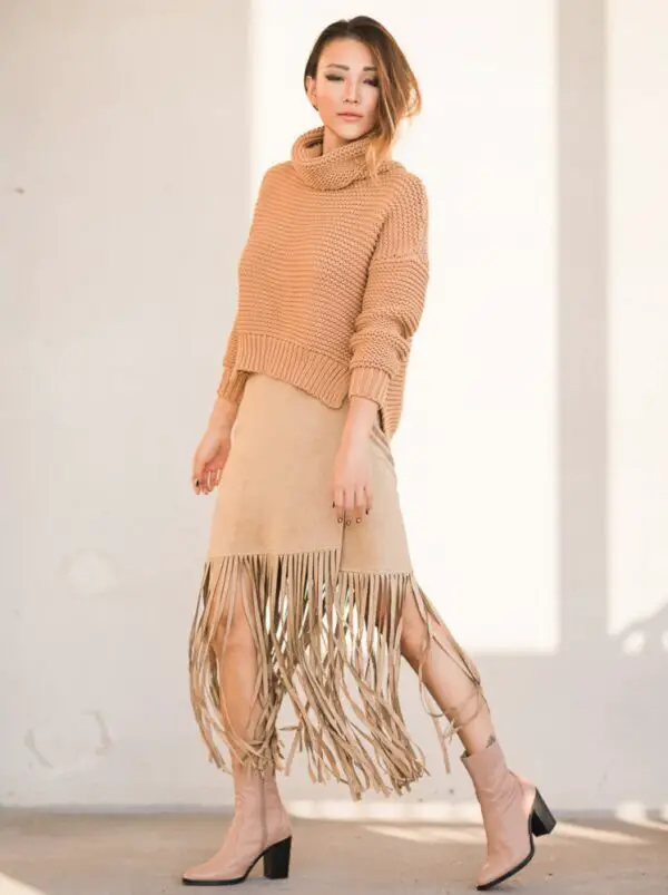 4-chunky-sweater-with-fringed-skirt-with-suede-boots