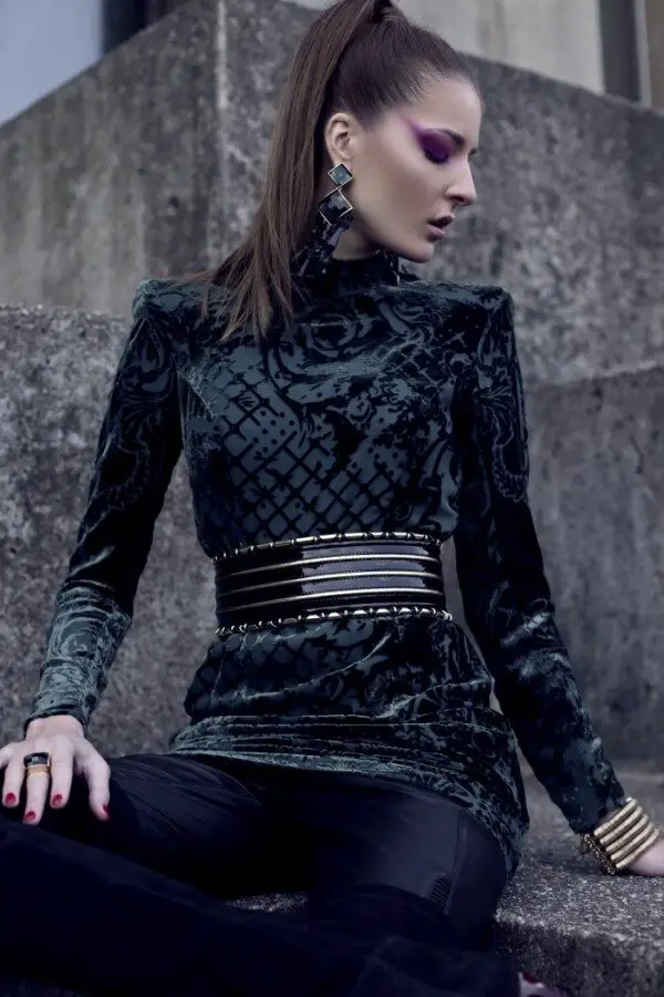 4-statement-belt-with-velvet-outfit-and-statement-earrings