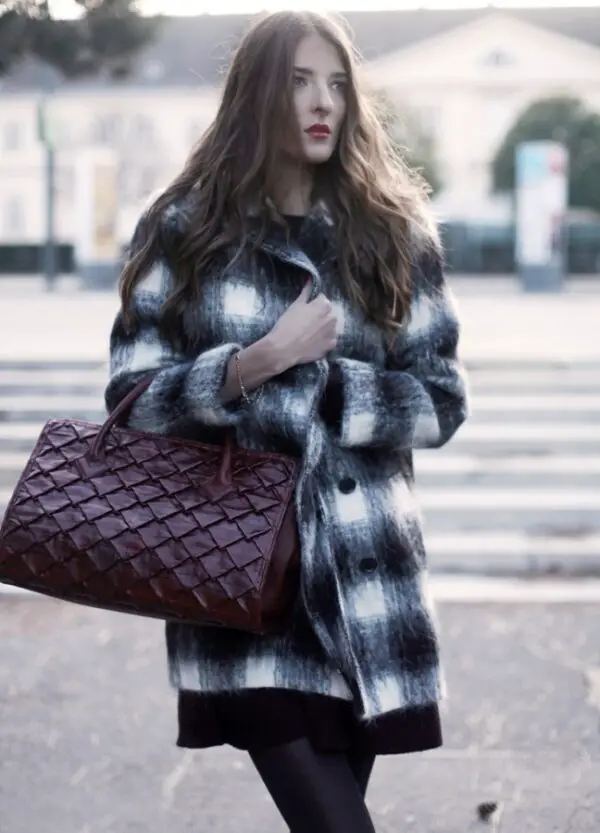 5-checkered-coat-wirh-leather-bag