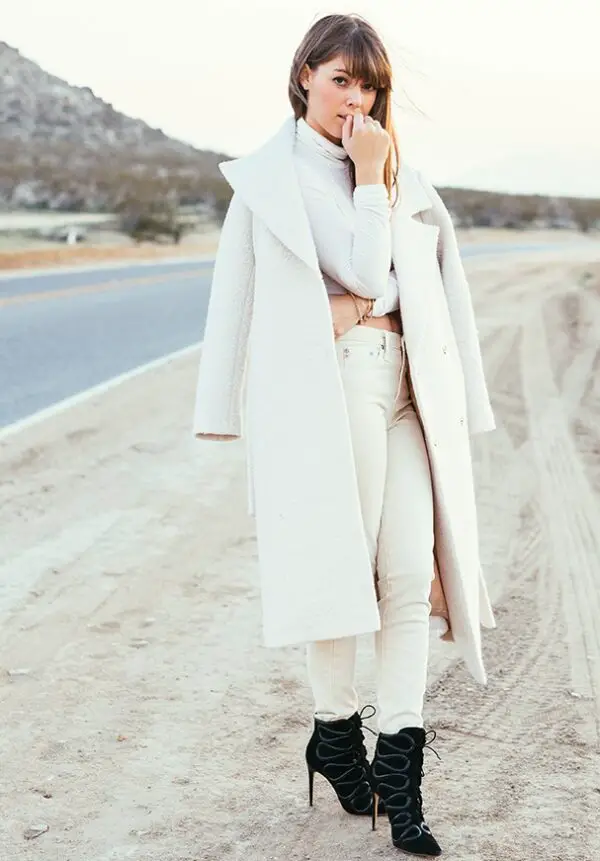 5-winter-white-outfit-with-chic-boots