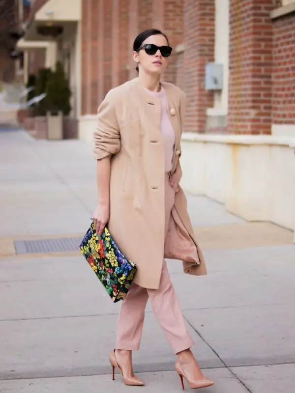 8-floral-print-clutch-with-neutral-outfit