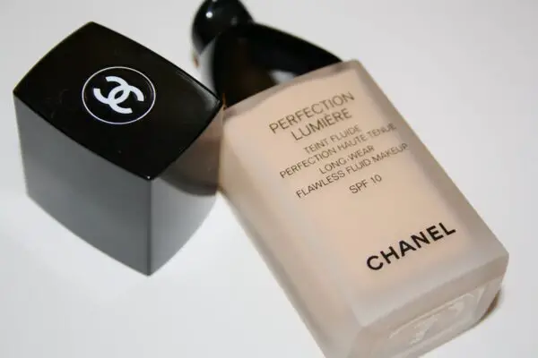 chanel-perfection-lumiere-foundation-20-beige-review1