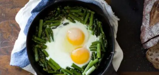 creamy-eggs-with-asparagus