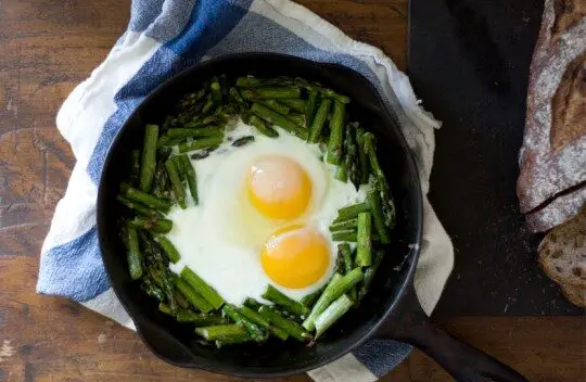 creamy-eggs-with-asparagus