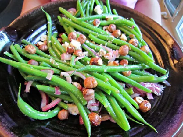 green-bean-salad-with-feta-and-hazelnuts