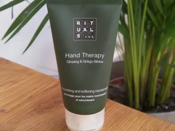 hand-therapy-nourishing-and-softening-handscrub-review1