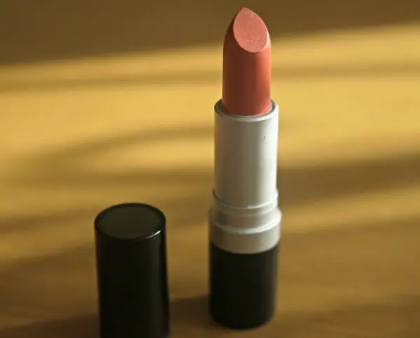 revlon-matte-lipstick-smoked-peach-13