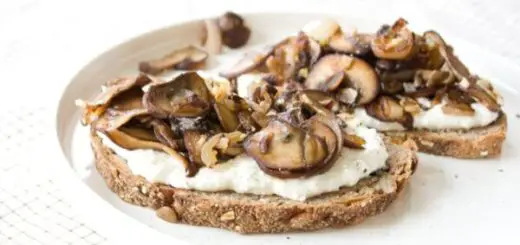 roasted-mushrooms-ricotta-on-toast