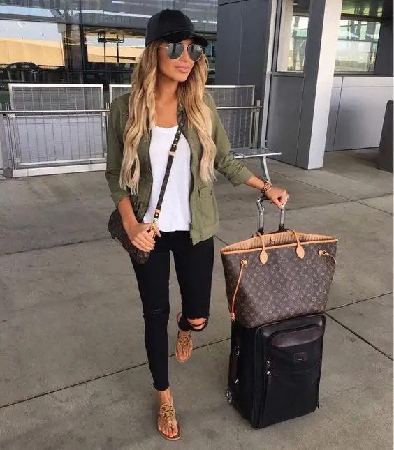 airport-outfit-idea-and-luggage