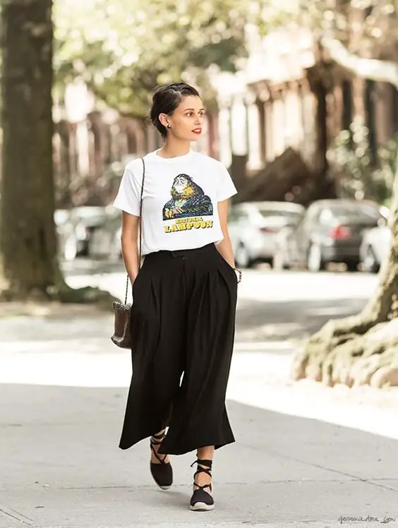 culottes-and-lace-up-sandals-to-dress-up-a-tshirt