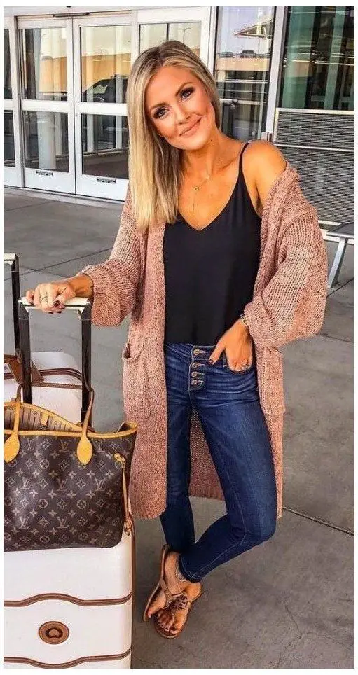 cute-airport-outfit-and-luggage
