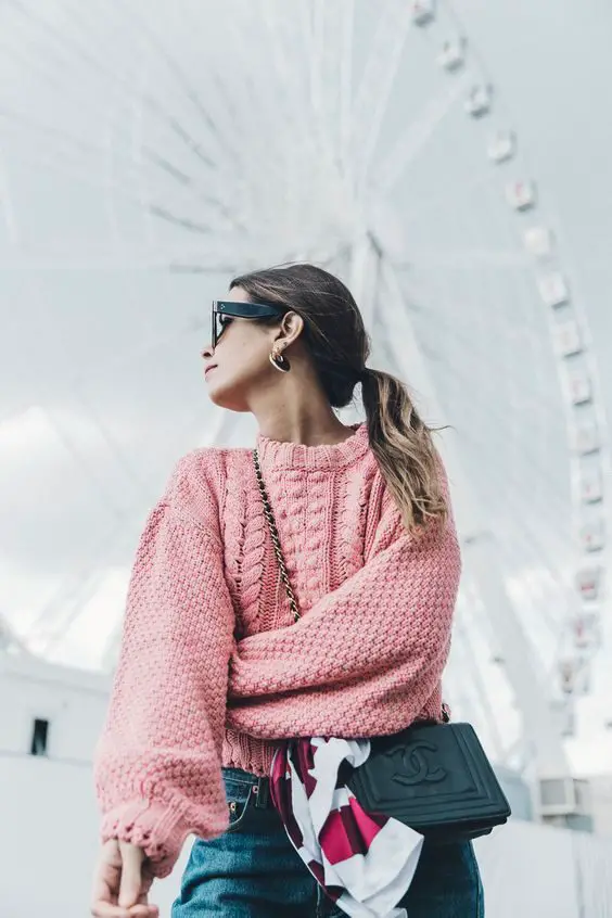 oversized-pink-sweater-and-structured-bag