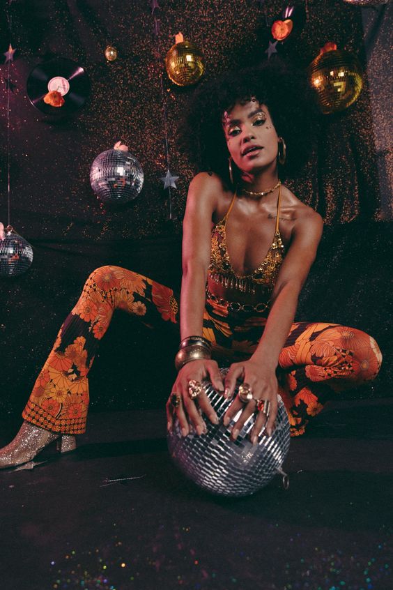 retro-boho-disco-outfit-idea-with-flared-pants-and-sequins