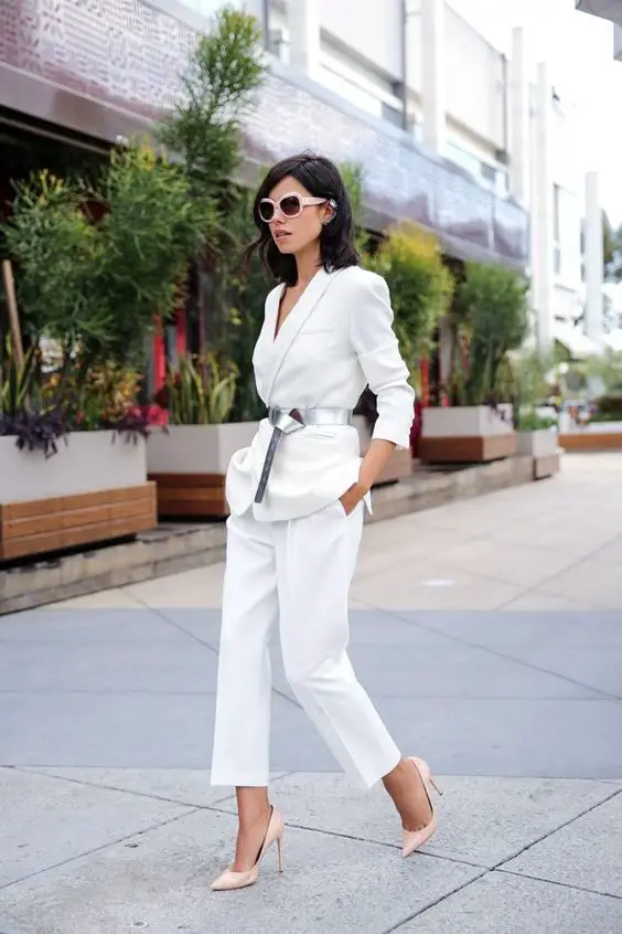 silver-belt-all-white-outfit