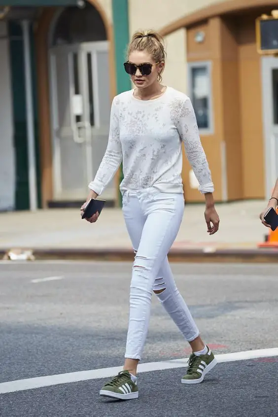 sneakers-and-all-white-outfit