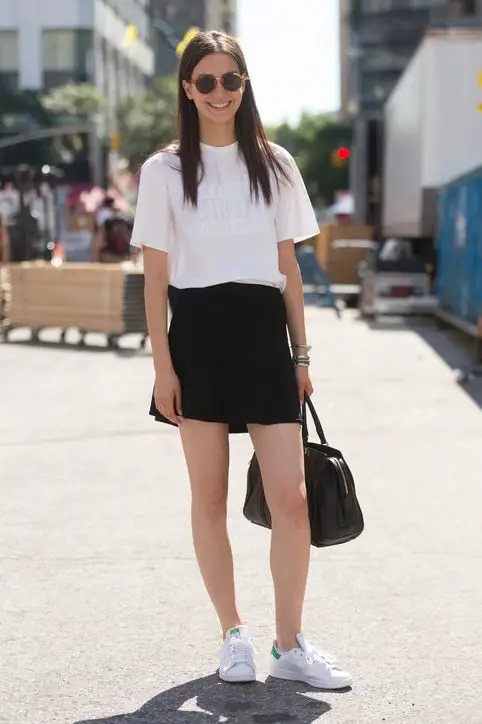 very-basic-school-outfit-with-white-sneakers